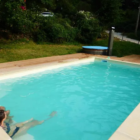 - Piscine Partagee * Darbres